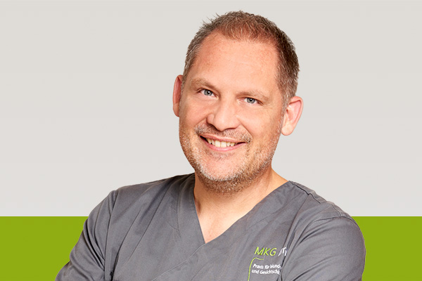 Portrait von Priv.-Doz. Dr. Dr. Christian Naujoks, Facharzt für Mund-, Kiefer- & Gesichtschirurgie, Facharzt für Oralchirurgie